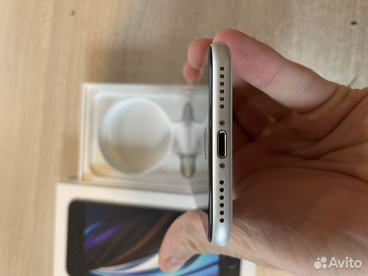 iPhone SE, 64 ГБ