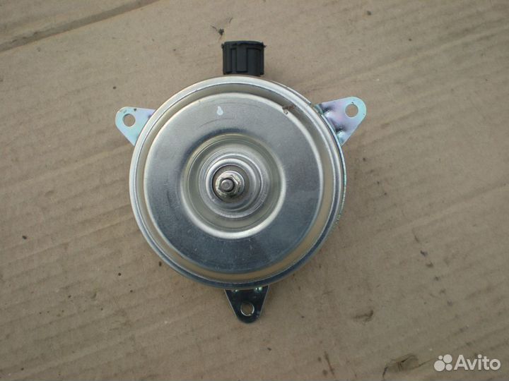 Моторчик вентилятора двигателя Nissan Infiniti