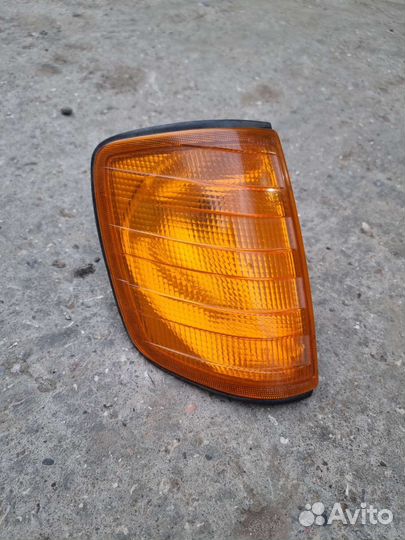 Поворотник правый Mercedes-Benz W124