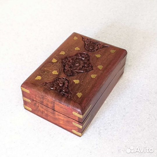 Резная шкатулка из розового дерева