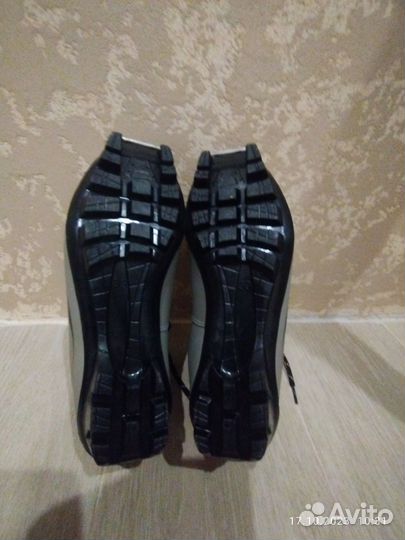 Лыжные ботинки, палки и лыжи