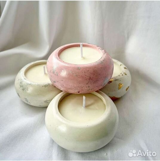 Свечи в подсвечниках