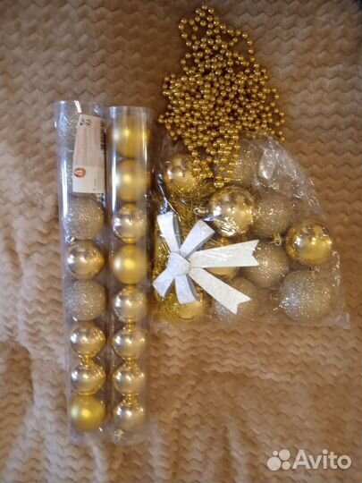 Новогодние игрушки и гирлянда