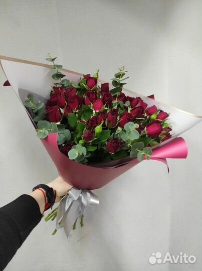 Букет из 9 красных кустовых роз с эвкалиптом