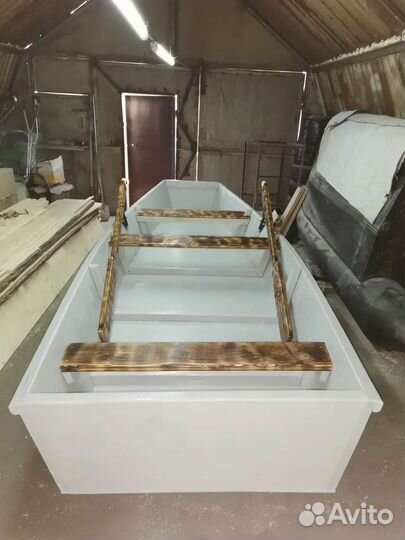 Лодка деревянная