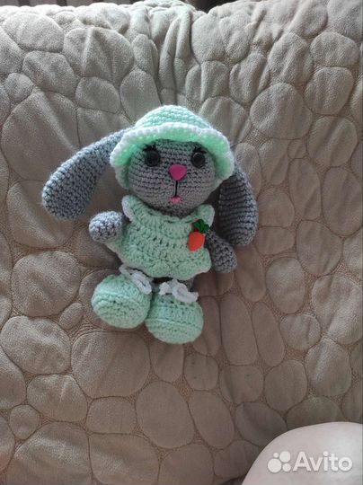 Вязаные игрушки зайка