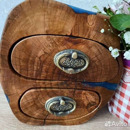 Шкафчик шкатулка из массива дерева и смолы