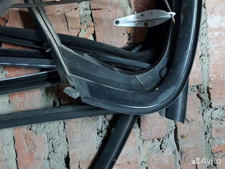 Уплотнители дв. Опель Инсигния бархотки, антихром