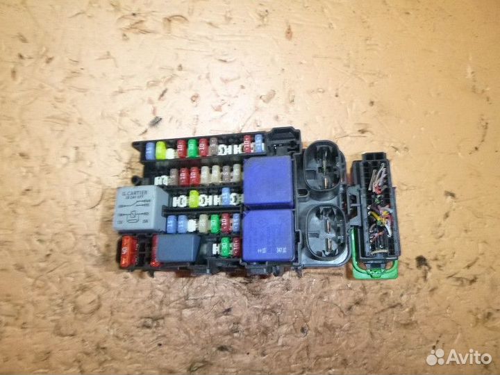 Блок предохранителей салонный renault fluence 2010