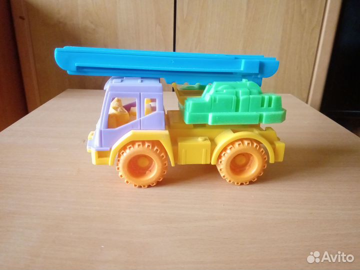 Машинка-грузовик с выдвижной лестницей