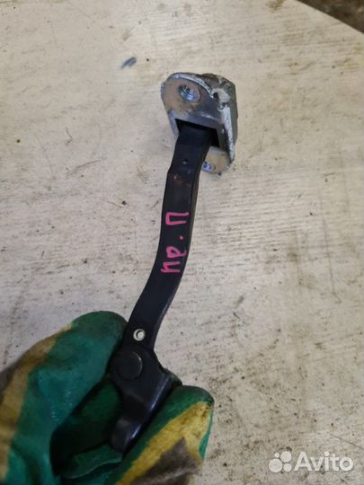 Ограничитель двери передний правый Nissan Juke F15