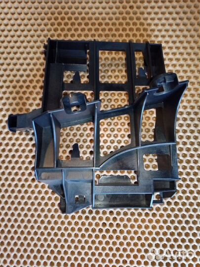 Кронштейн блока управления бортовой сети Audi A8