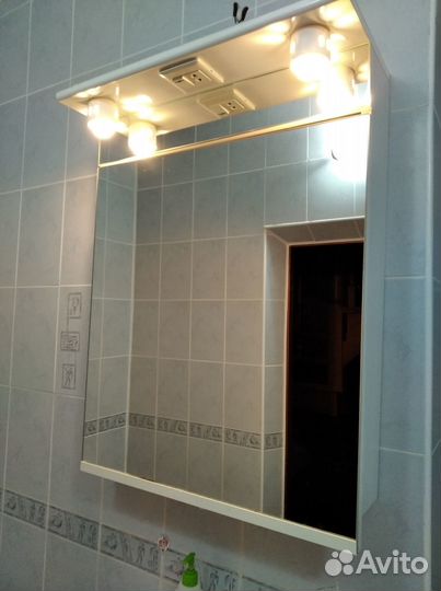 Шкафчик с зеркалом и подсветкой в ванну