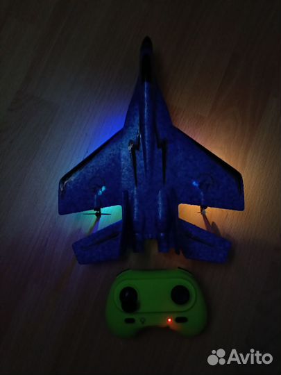 Пенопластовый самолётик на пульте