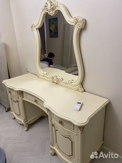 Туалетный столик с зеркалом новый