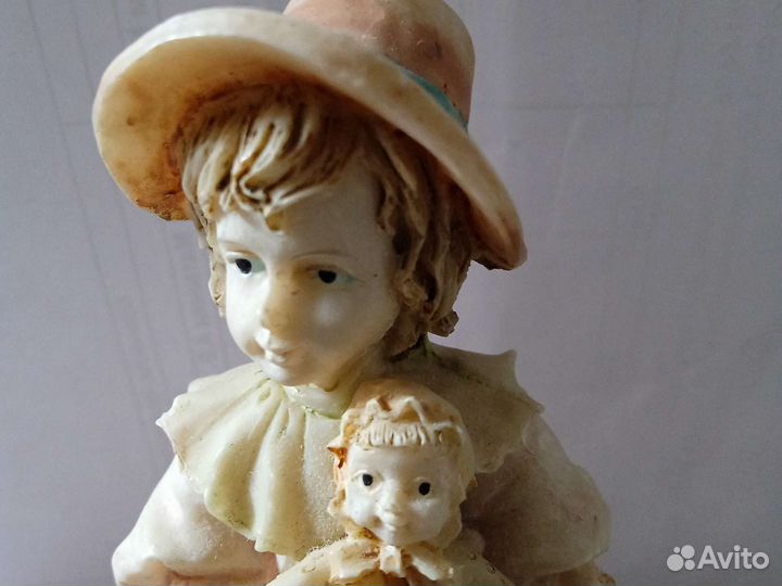 Статуэтка девочка с куклой