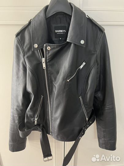 Черная кожаная куртка с поясом