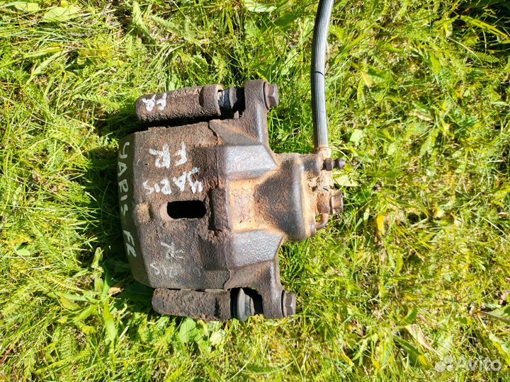 Суппорт передний правый со скобой Toyota Yaris