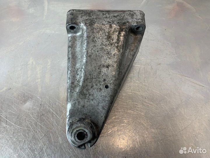 Кронштейн двигателя правый Mercedes C-Class W203