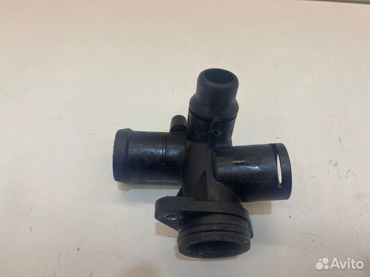 Фланец системы охлаждения Audi A6 C6 2.0 2008