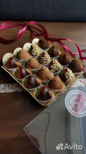 Молочный шоколад, орехи, клубника