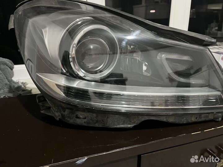 Фара правая mercedes w204