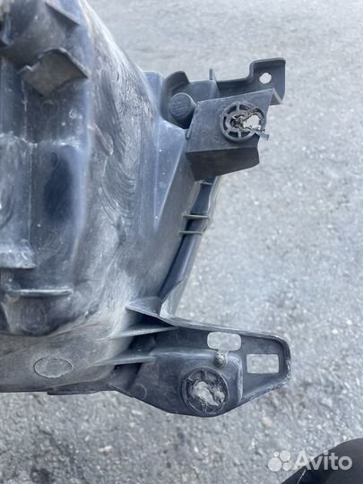 Фара правая mitsubishi pajero montero 3