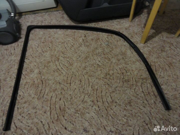 Уплотнитель стекла передней левой двери Рено Логан