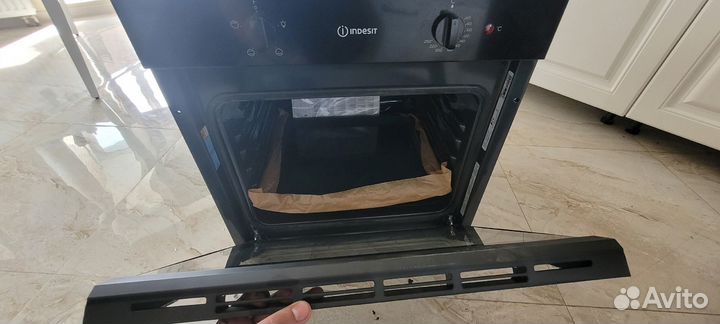 Электрический духовой шкаф Indesit IFW 6220 BL