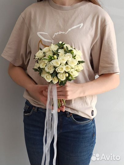 Свадебный букет невесты из кустовых роз и фрезий