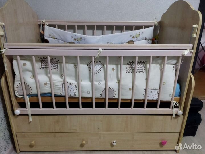Детская кроватка с маятником