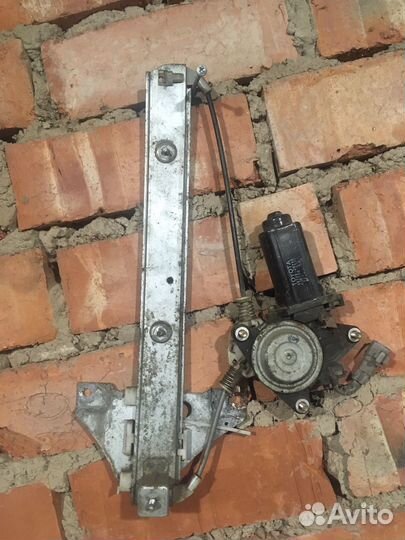 Стеклоподьемник правый задний