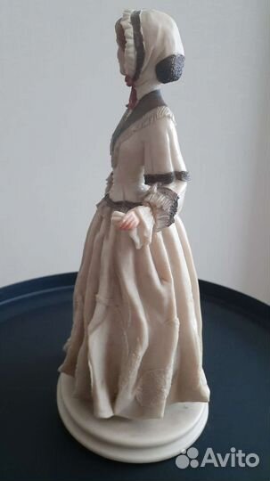 Статуэтка Дама с платочком.Образ Джейн Эйр. Италия