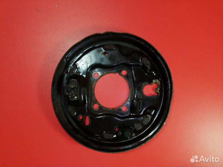 Тормозной щит задний правый Toyota Premio NZT240