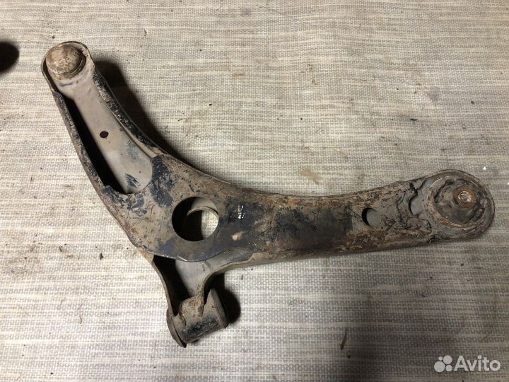 Рычаг передний нижний левый Mitsubishi Lancer