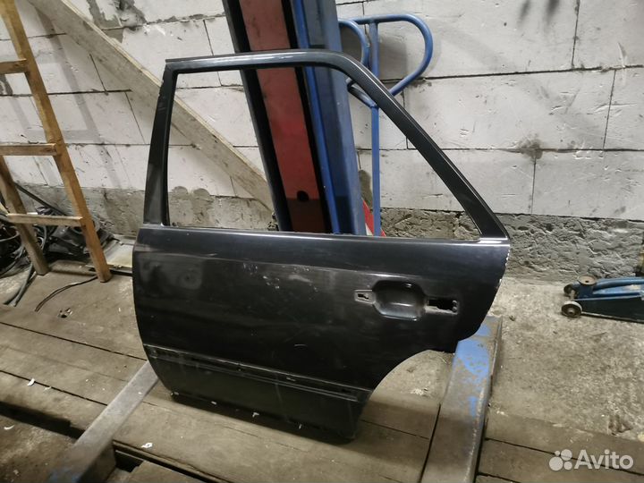 Дверь задняя левая на Mercedes W124 седан. Черная