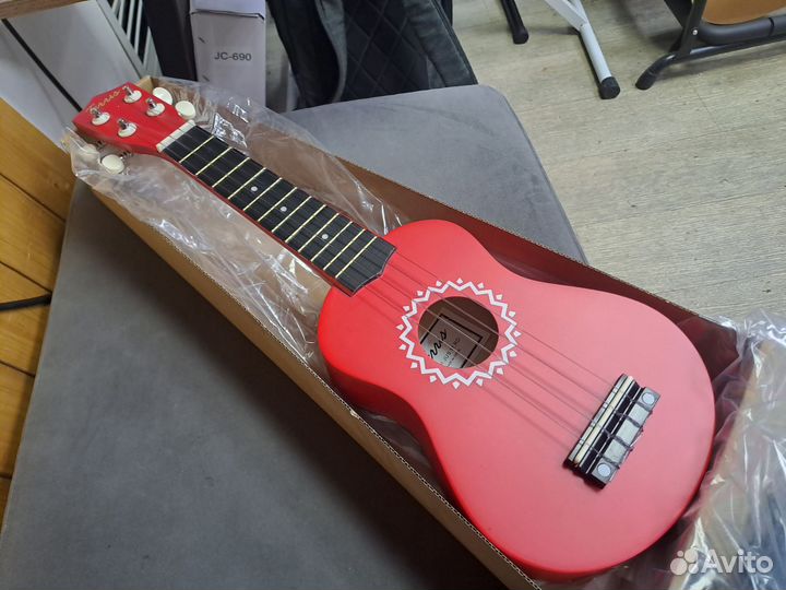 Укулеле сопрано красная
