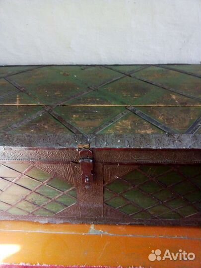 Сундук старинный