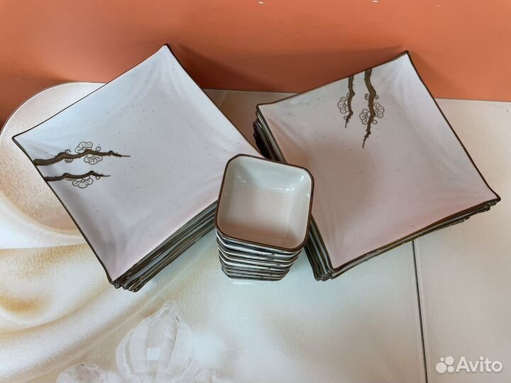 Квадратные тарелки и соусники для японской кухни