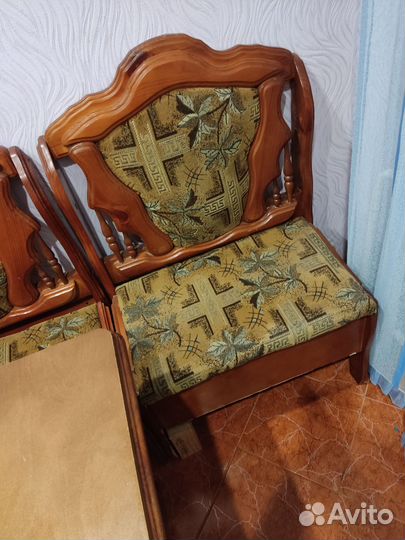 Кухонный уголок со столом и диванчиком