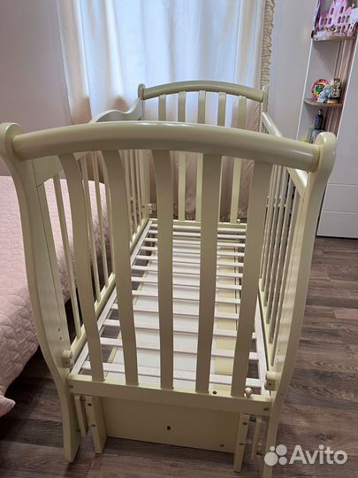Детская кроватка с маятником и ящиком