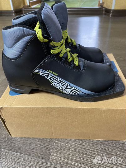 Лыжные ботинки детские. Размер 33