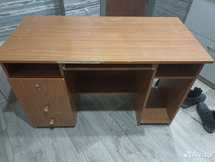 Отдам даром бесплатно компьютерный стол