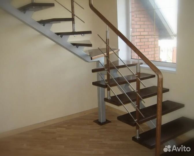 Лестница на металлокаркасе / лестница из металла