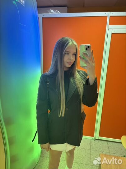 Пиджак с надписями на рукавах