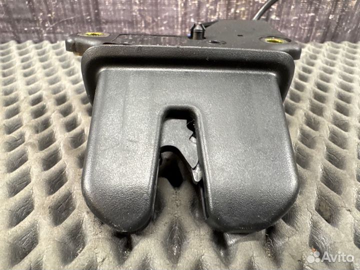 Замок крышки багажника Audi A4 B6 AMB 2004