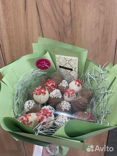 Съедобные букеты из клубники в шоколаде