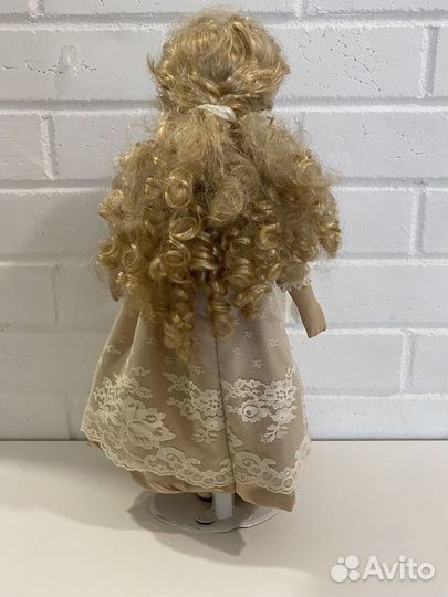 Кукла фарфоровая коллекционная 40см на подставке