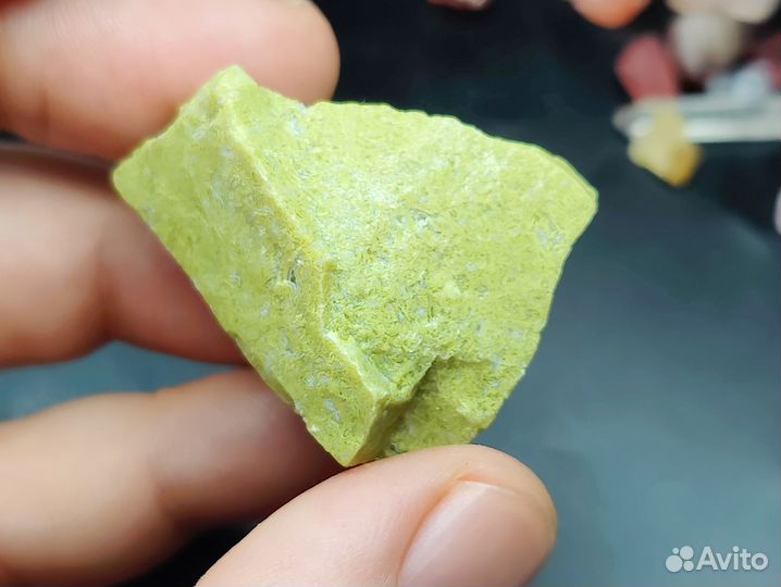 Фисташковый опал. Природный