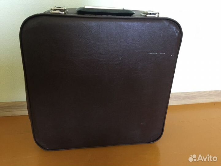 Пишущая машинка с чемоданом